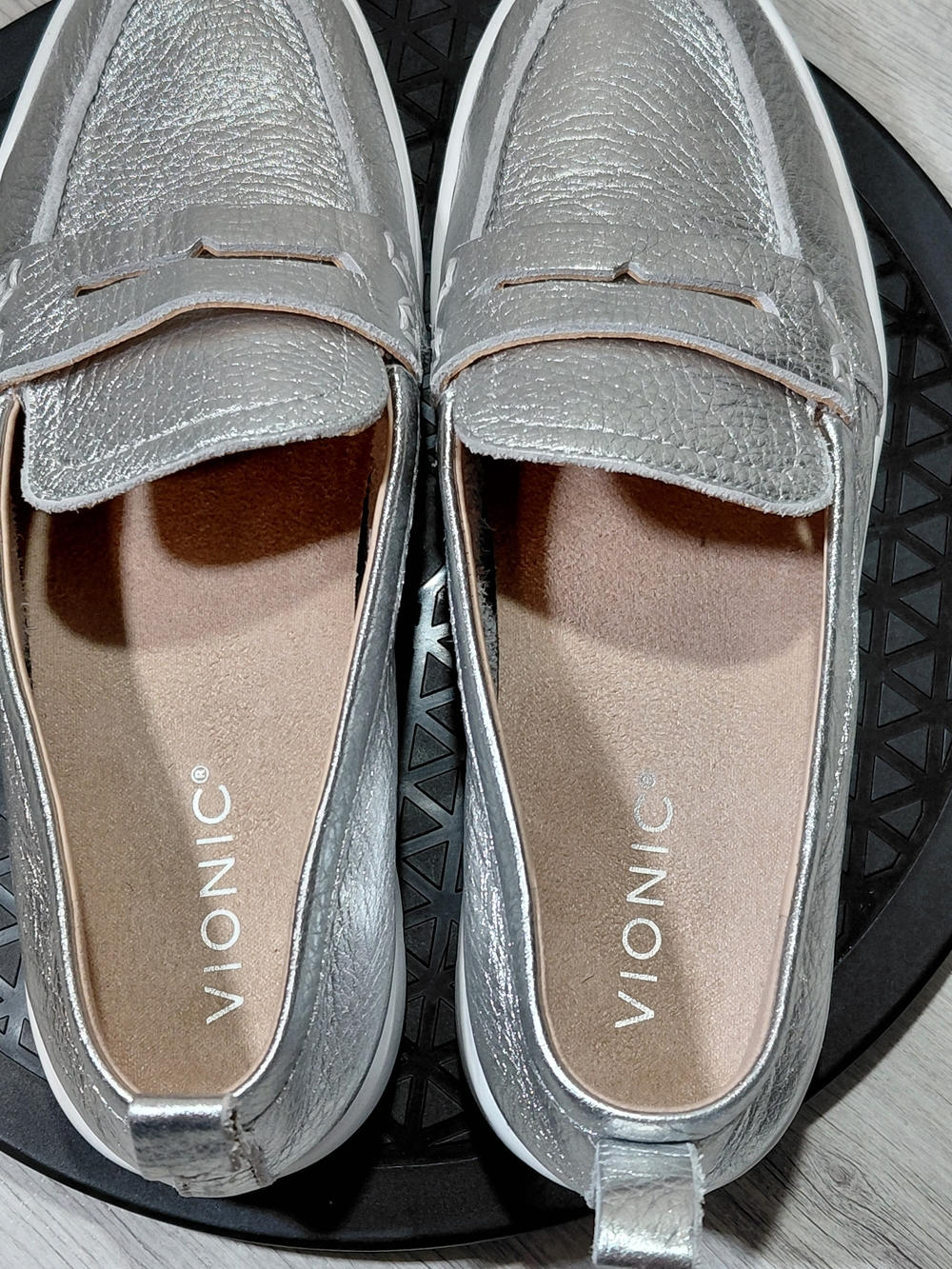 NEW Vionic Womens Uptown Penny Loafer Metallic Silver Leather SIZE 9 - Picture 7 of 11